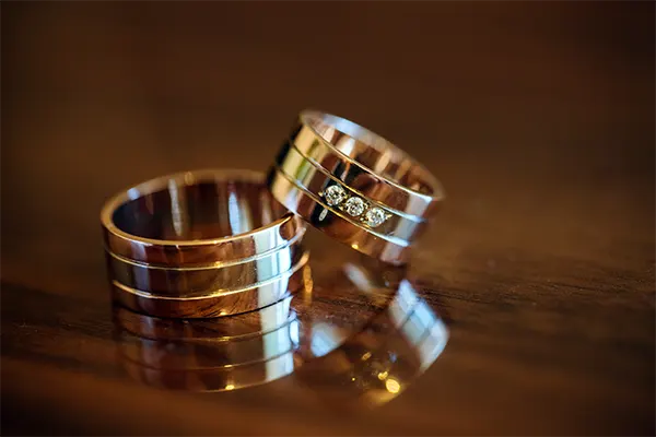 couple-wedding-rings